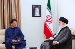 «حضرت آیت الله خامنه‌ای» رهبر انقلاب اسلامی در دیدار آقای «عمران خان»