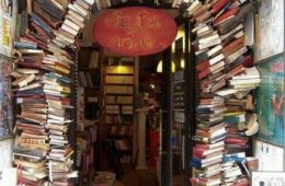 یک کتابفروشی در شهر لیون