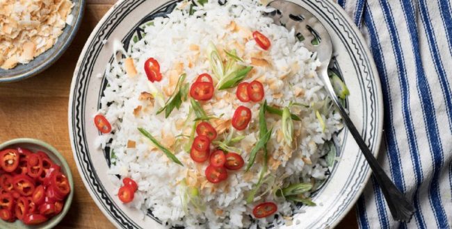 بوی سوختگی برنج را با یکی از این ۴ ترفند ساده از بین ببرید