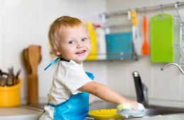کودکان عاشق بازی کردن با وسایل آشپزخانه هستند