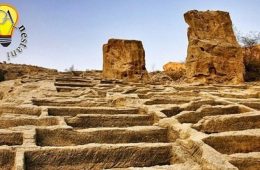 در شهر باستانی سیراف در استان بوشهر، دخمه‌هایی وجود دارند