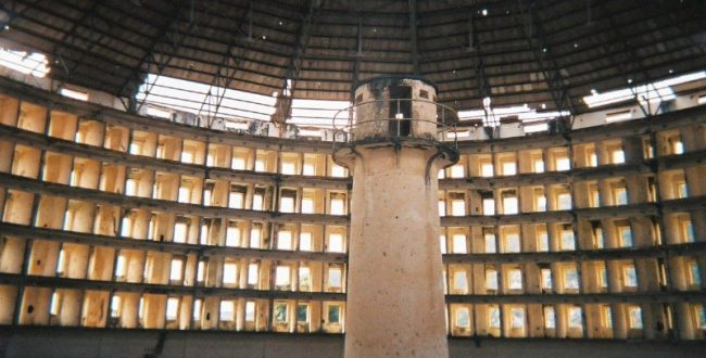 ️سراسر بین یا Panopticon برجی در مرکز زندان