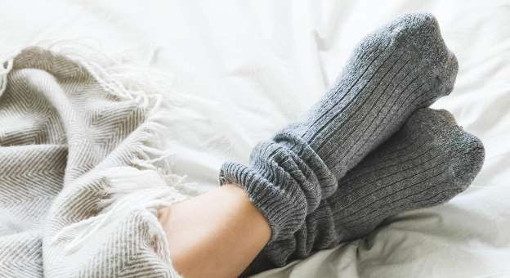 پوشیدن جوراب هنگام خواب و فواید آن